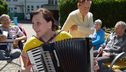 Domov Alzheimer Darkov kácení májky