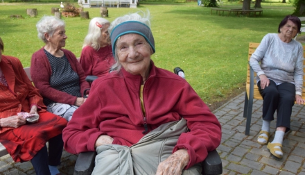 Domov Alzheimer Darkov kácení májky