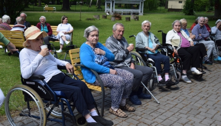 Domov Alzheimer Darkov kácení májky